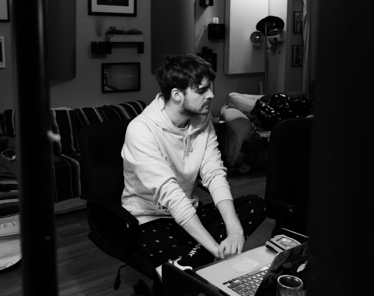 ClashMagazine's tweet photo. .@ryanhemsworth + @iameden combine on brooding new track 'Cold Feet' - it's an icy collaboration, paced with sub zero electronics and rumbling bass...

https://t.co/0cq7kufetp https://t.co/QZHlHnuufd