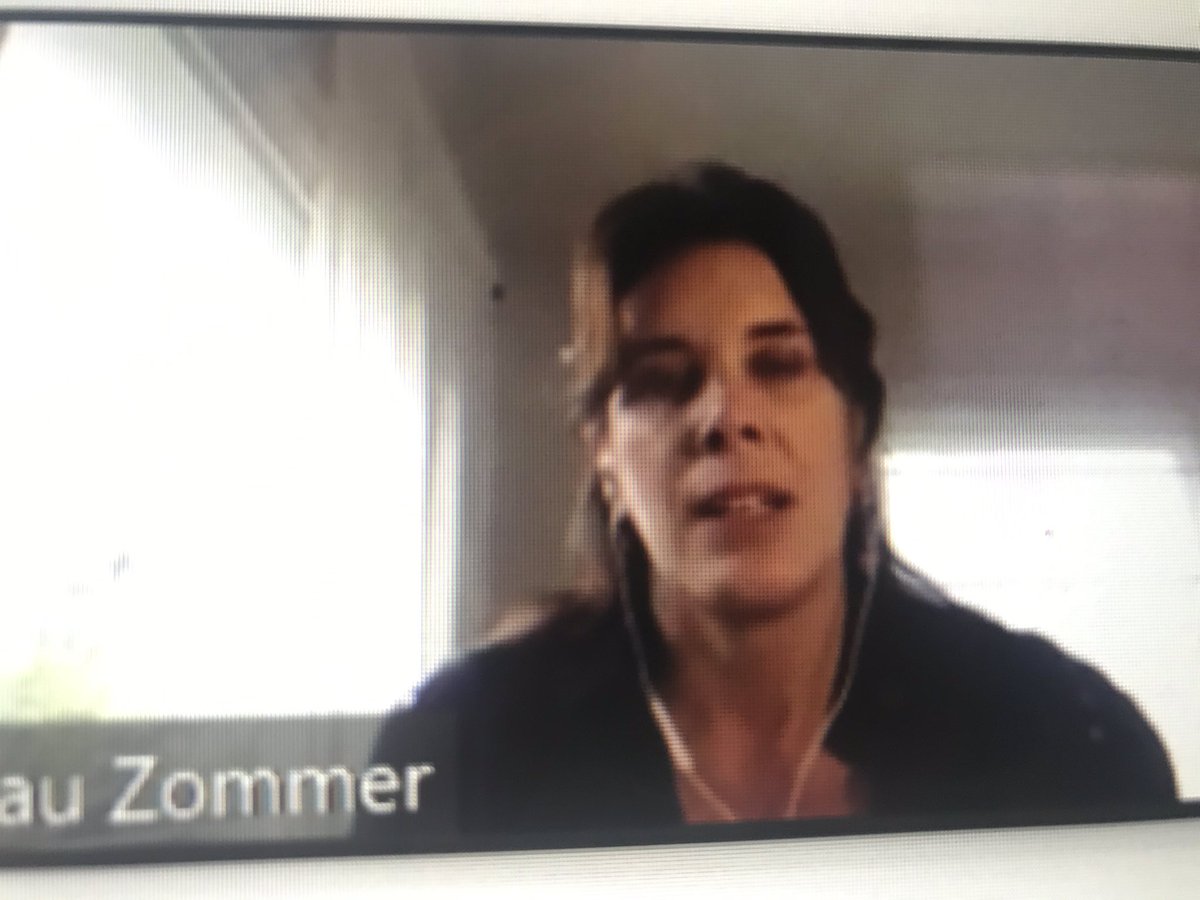 “el trabajo hoy de los periodistas hoy también es administrar la incertidumbre y no forzar hechos para llenar vacíos informativos” del ce <a href="/lauzommer/">Laura Zommer</a> iniciando V Cumbre Periodismo UDD <a href="/UDD_cl/">UDD</a> <a href="/ANPChile/">ANP Chile</a> <a href="/carolamardonesf/">Carolina Mardones</a> <a href="/KarimGalvez/">Karim Galvez</a> <a href="/FedMediosChile/">Federación de Medios de Chile</a>