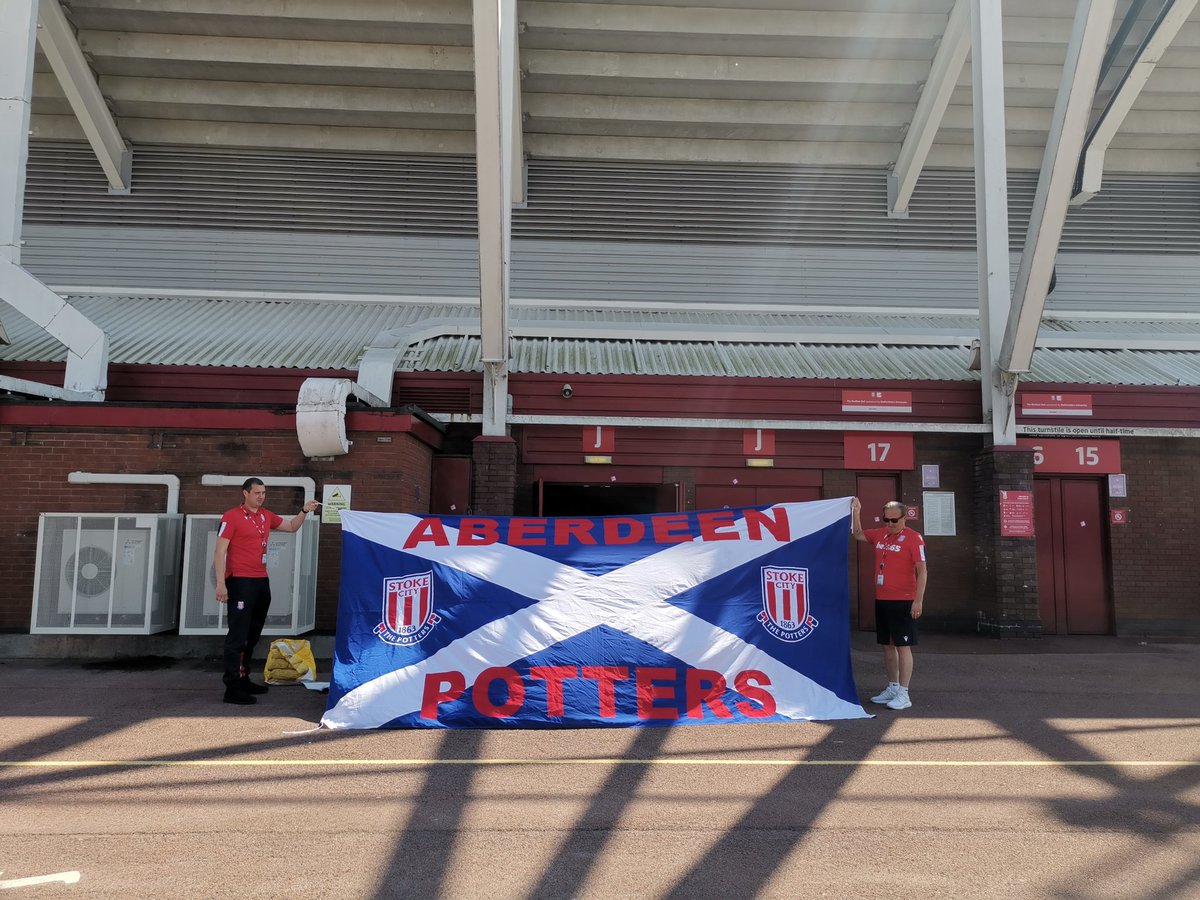 Dropped 2 flags off to @stokecity which will be displayed on the Tile Mountain stand for the remainder of the season. My own flag showing our friendship with @dynamokyiven & @DenysLifintsev And the Aberdeen Potters showing their support to @drews1f #UTMP