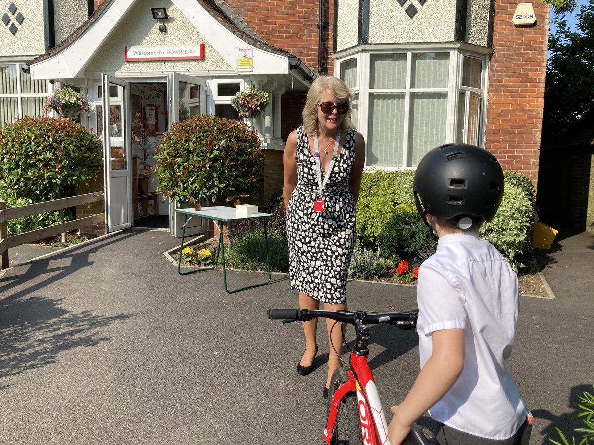 DownsendSchool's tweet photo. Yesterday was a very exciting day, our pupils had their online sessions meeting their new teachers and class friends. This morning Head of Little Downsend Ashtead is having a lovely chat with Year 1 pupil who’s going to Year 2 at Downsend main site. 
#downsend #cognitaway https://t.co/AlzR6Vz6GO