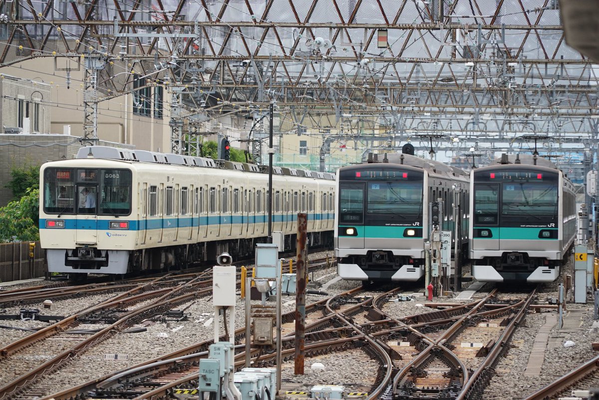 Ztq 訪問国 小田急 東京メトロ 代々木上原で並び狙い ロマンスカー人身事故で運休orz 鋼製車 小田急8000系とe233系00番台など 妄想 憶測です ヘッドライトがledになったりして 普段からなんでも撮ることは