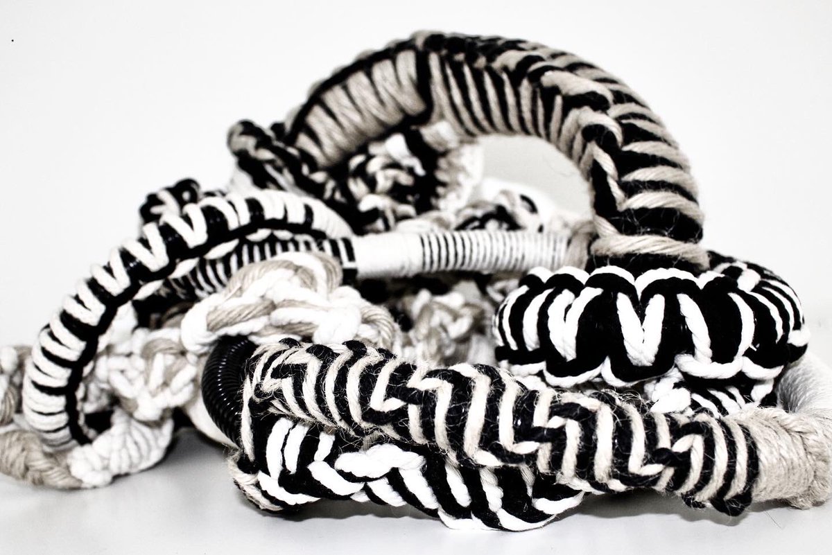 aRI_gallery's tweet photo. "KÖRAPILO es un nudo que nos ata a tod@s. Una escultura textil de Cambronero Nieto en la exposición [CONFINADOS] en 👉https://t.co/9GJZSTGrvF👈 #arte #artecontemporaneo #escultura #artista #art #contemporaryart #sculpture #sculptureart #sculptures #textileart #textil https://t.co/OjFQ1CWNol