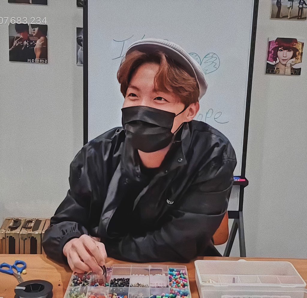syubhoya's tweet photo. hobi’s reaction to taehyung </3 https://t.co/jQP1zF52b6