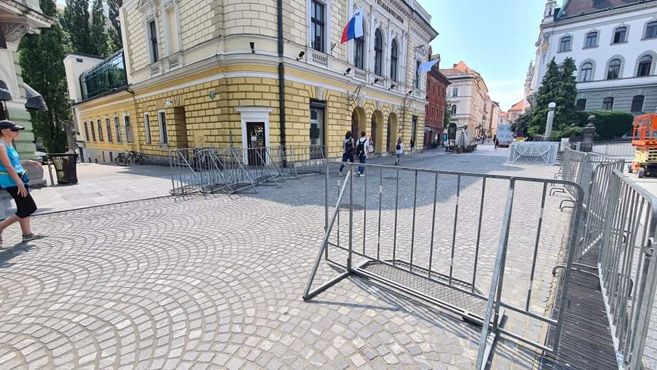 starihalj's tweet photo. Okupirana je tudi Slovenska cesta. Nas bodo kar ogradili in zaprli v lastno mesto, kot so nas fašisti 1942?
📷 I. Kupljenik https://t.co/504TfH1WMg