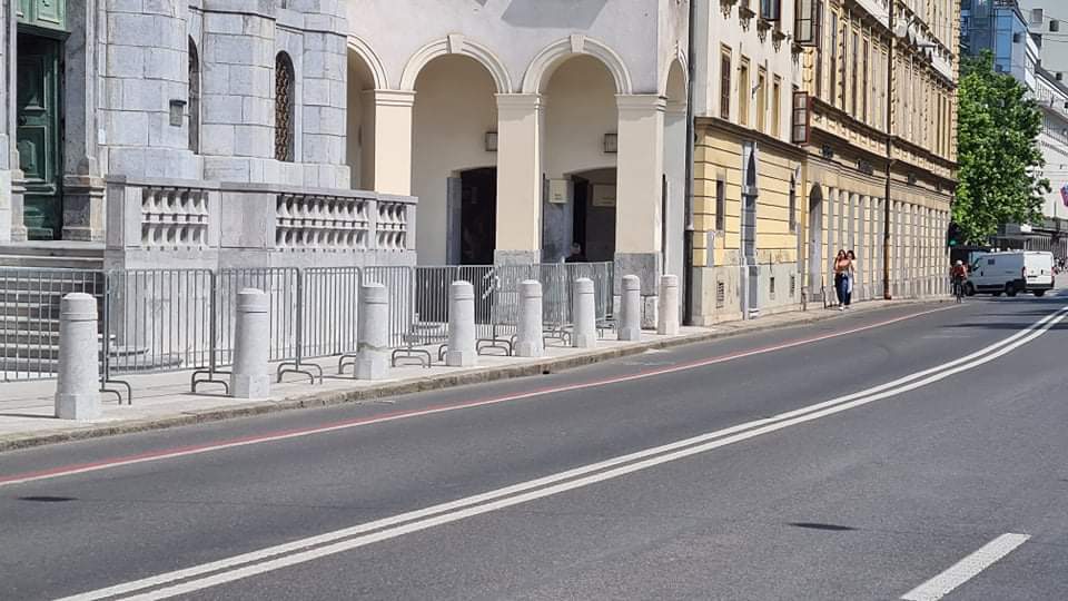 starihalj's tweet photo. Okupirana je tudi Slovenska cesta. Nas bodo kar ogradili in zaprli v lastno mesto, kot so nas fašisti 1942?
📷 I. Kupljenik https://t.co/504TfH1WMg