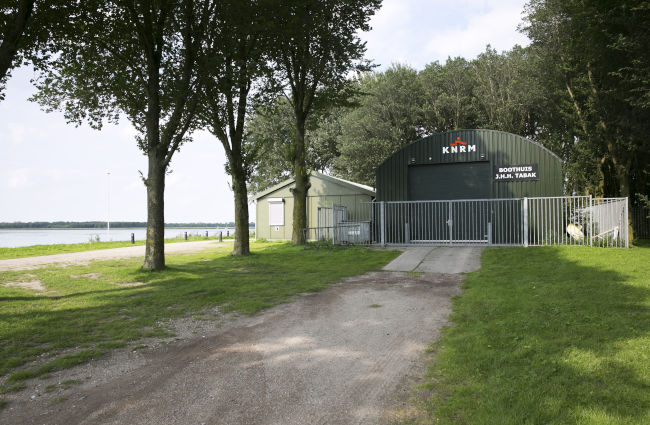 Ben jij tussen 12 en 18 jaar en wil je in de zomervakantie een aantal dagen helpen op het mooie strand van Blaricum? Samen met de KNRM werk je mee aan de veiligheid van kinderen door polsbandjes uit te delen. Je krijgt ook een cadeaubon van €50,- Kijk op: bit.ly/3hI4zfv