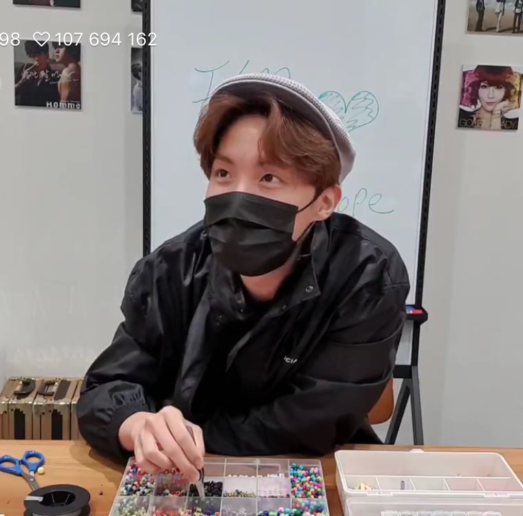 monipersona's tweet photo. THE MOMENT HOBI SAW TAEHYUNG 😭 https://t.co/En1B3hOLi7