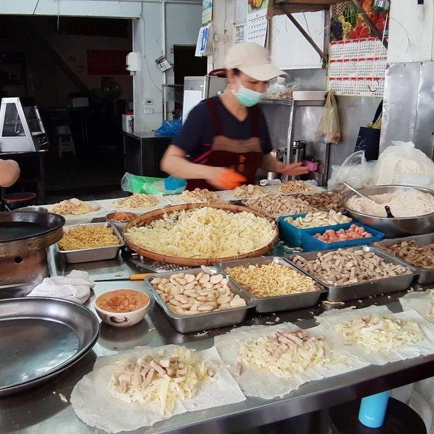 buymeba's tweet photo. Popiah is my favorite. The materials in  Tainan  are not the same as those in the north. But they are all delicious. Especially the last one on the iron plate. The smell of burning is really special...
#buymeba #kintoku #popiah #tainan #臺南美食 #台南小吃 #台南美食 #金得春捲 https://t.co/jyjiV9icW9