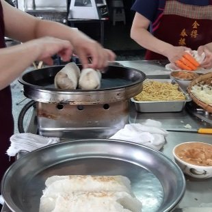 buymeba's tweet photo. Popiah is my favorite. The materials in  Tainan  are not the same as those in the north. But they are all delicious. Especially the last one on the iron plate. The smell of burning is really special...
#buymeba #kintoku #popiah #tainan #臺南美食 #台南小吃 #台南美食 #金得春捲 https://t.co/jyjiV9icW9