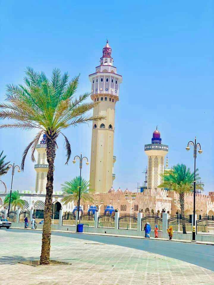 MinalKhadimi's tweet photo. Sois indulgent envers le jeune et ne lui épargne aucun conseil qui, selon toi est de nature à le mettre dans la Bonne Voie ; respecte la grande personne, même Si elle te parait vulgaire et méprisable
Cheikh Ahmadou Bamba, Nahju https://t.co/IK1uKrwMOq