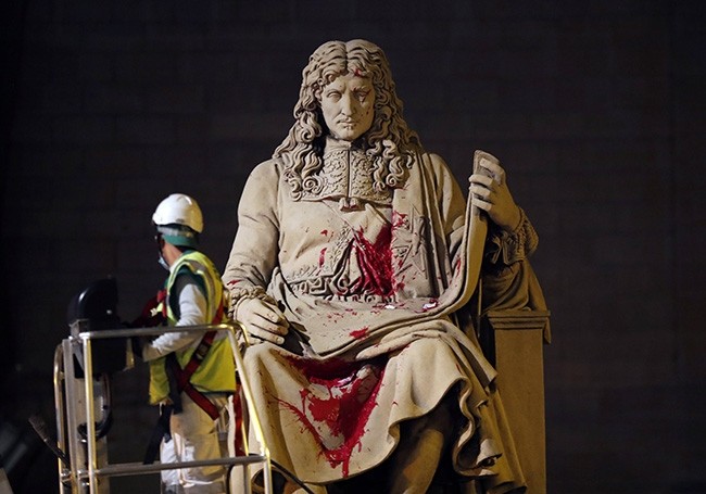 [Thread] La statue de  #Colbert du Palais Bourbon a été dégradée. Derrière l'accusation de « négrophobie d'État » c'est le fameux « Code noir » qui est visé, présenté comme un texte affreusement raciste instituant la traite négrière. Voyons ce qu'il en est réellement !