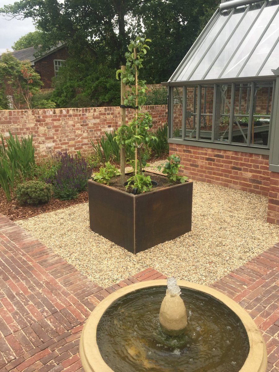 llevelogd's tweet photo. Kitchen garden near Maldon, Essex now complete. A beautiful @Alitex greenhouse dominates this traditional garden. Dorset Antique pavers from @ChelmerValley and water feature from @chilstone

#gardendesign #kitchengarden https://t.co/kqcaNJuFTP