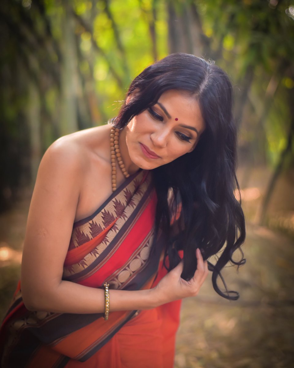 lipstikincity's tweet photo. She sees in black and white !
Thinks in Grey,
But loves in colour ❤️

#sareeblousedesigns #handloom #handloomsarees #iwearhandloom #sari #sareeindia #sareeinspiration #stylingwithanu #sareelove #sareesofinstagram #sareeoftheday #artisan #handwoven #handmade #indianfashionblogger https://t.co/QZuuonIX7A
