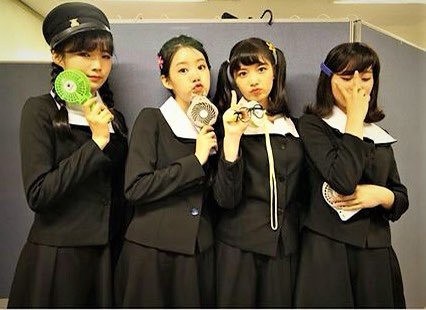 hama_greyish_'s tweet photo. #G_reyish の #KBS全国のど自慢 
#Johnny_gogo 学生服コスプレでシニョンちゃんは以前と同様にメガネ👓をしてます。メガネ姿が定番(カワイイ😘)眼が悪いの⁉️今度聞いてみよー🥰(続く)
#Hyeji💙#Shinyoung💚#Yena❤️#Yeso🧡に逢いたい
#まいにちGreyish 🦛
#greyish #그레이시
#혜지 #신영 #예나 #예소 https://t.co/zdqJDxUmxH