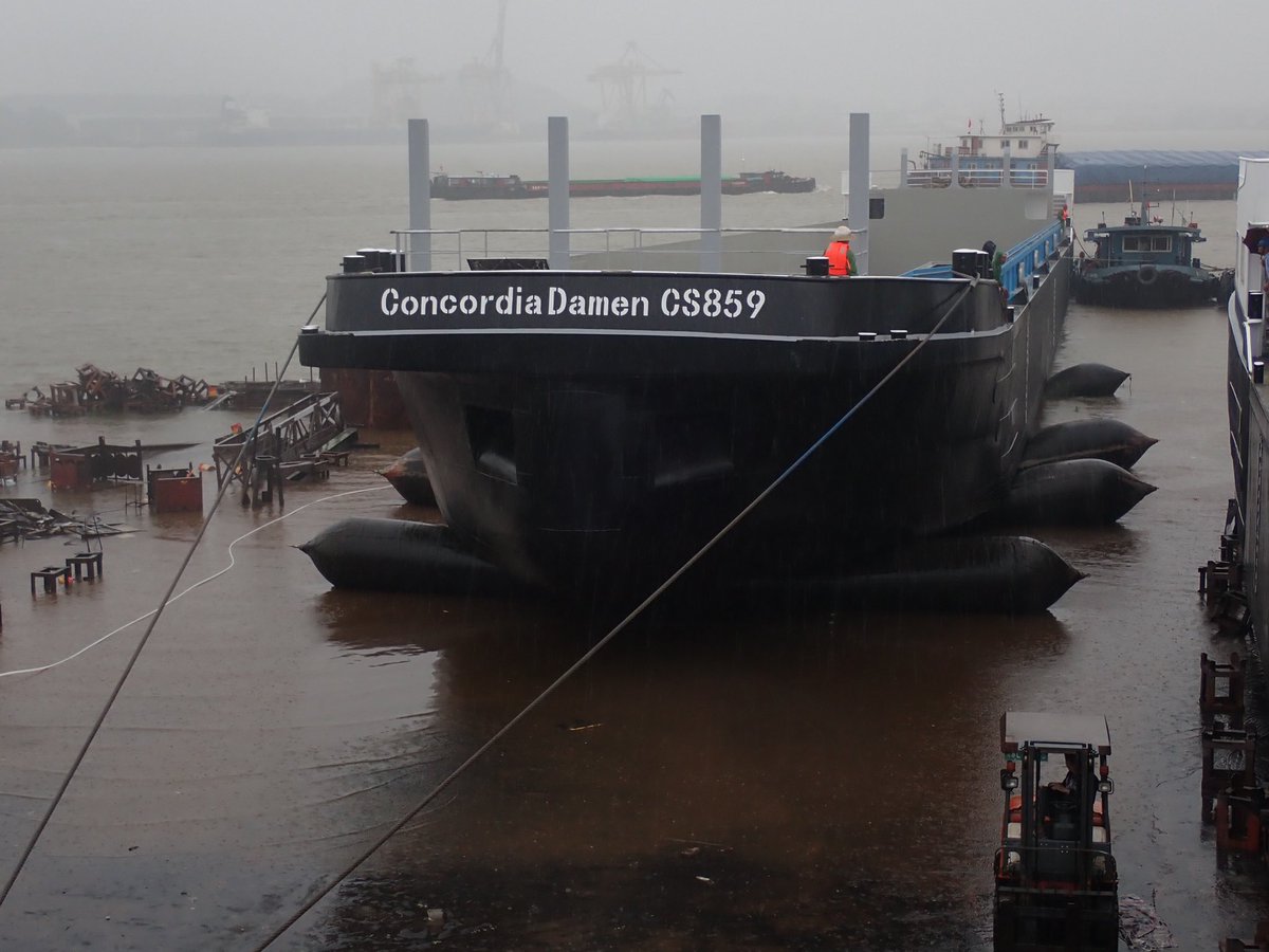 NCCO2020's tweet photo. De casco s van de DBMax schepen zijn te water gelaten in China #binnenvaart rocks! Volgende week gaan ze het zee schip op. Naar #Nederland @BCTN1987 #nedcargo @BLN_tweets https://t.co/2m7SndwOaa