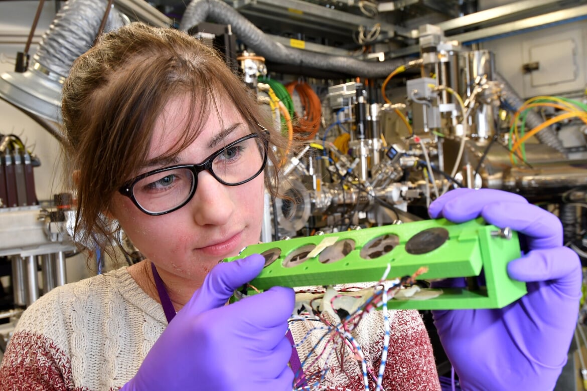 Congratulations to our PhD student alum <a href="/HayleySimon1/">Hayley Simon Wallen</a> for winning the prestigious <a href="/RoySocChem/">Royal Society of Chemistry</a> Ronald Belcher Award for her outstanding and innovative research on the conservation of <a href="/MaryRoseMuseum/">The Mary Rose</a>'s iron cannonballs - what an achievement! ow.ly/vb2u50AfmPg #RSCAwards