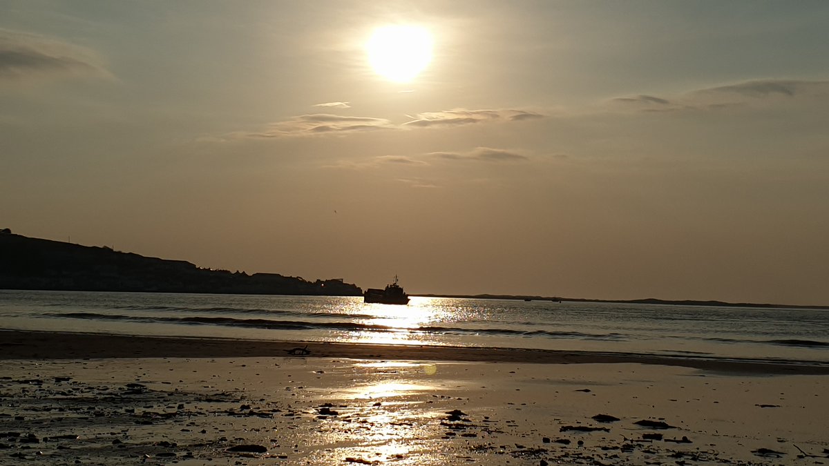 DevonRamblers's tweet photo. Great weather for walking - blue skies and sunshine. Here's some ideas of lovely places to walk from our @DevonRamblers - #Instow, Pew Tor, Clennon Lakes near #Goodrington and Blackpool Sands. @RamblersGB https://t.co/JrcC7FpqDI