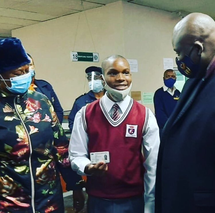 HomeAffairsSA's tweet photo. [Read] #DHA and @DBE_SA roll out mobile units for ID applications to schools in Kwazulu-Natal https://t.co/UdgOFTHfIs #SmartID4matrics https://t.co/17DOlB7r36