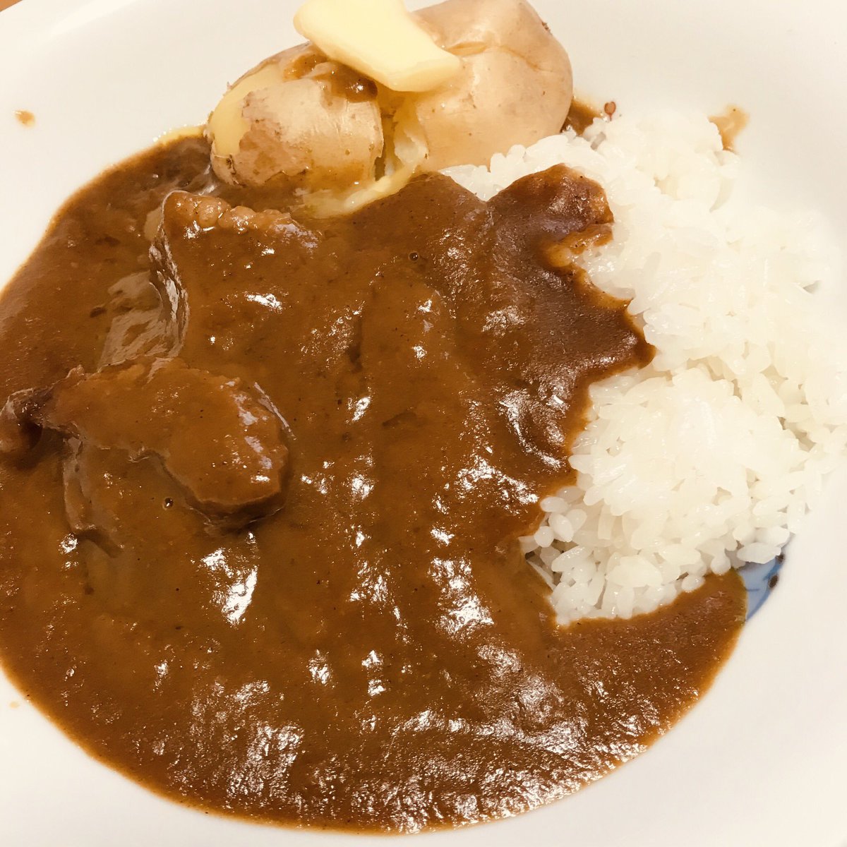 キウイ 食べるなら今日だろ ほんとはライブ配信の日にするつもりだったけど自分でカレー 作っちゃった と ついにオーベルジーヌのレトルトカレー じゃがいももつけたよ 野菜の甘さがすごいのに後から来る辛さが不思議 冷凍のお取り寄せも頼ん