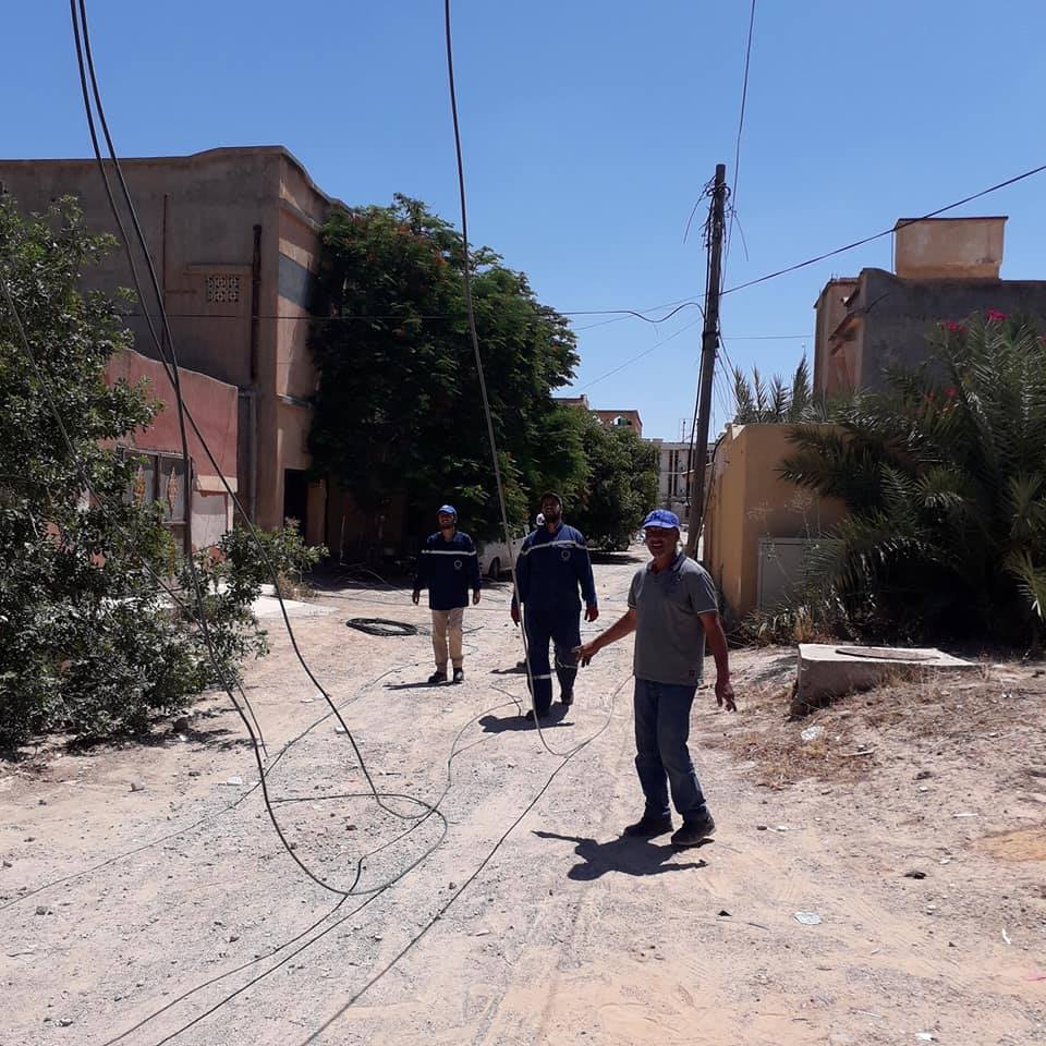 Aalkhraba's tweet photo. جنود الكهرباء يبذلون جهود مضاعفة من أجل صيانة الأضرار التي لحقت بمكونات الشبكة الكهربائية حيث قامت فرقة خطوط دائرة توزيع النجيلة وفرقة الإنارة العامة بإدارة توزيع الجفارة بصيانة العديد من خطوط الضغط المنخفض 380 V وشد أسلاك لتغذية بعض الاحياء بالتيار الكهربائي بمنطقة العزيزية . https://t.co/geDD9PRzCm