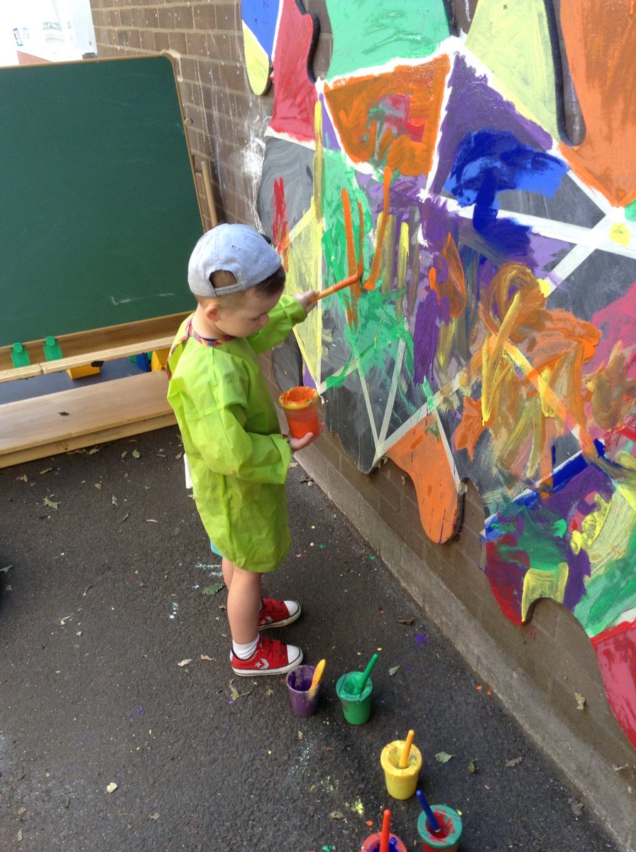 OasisPreschool's tweet photo. Creative week at the Pre-school is going really well. The children have been enjoying some painting. #OasisCreativeWeek https://t.co/VcasfE4yCl