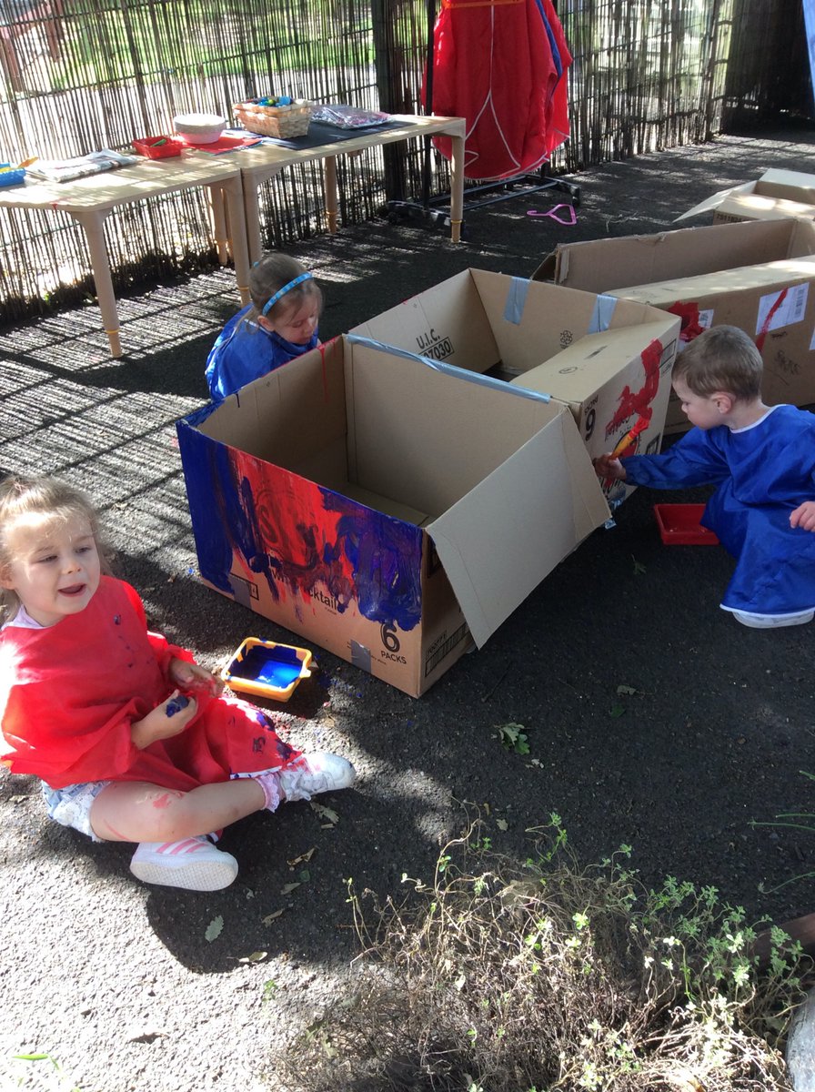OasisPreschool's tweet photo. Creative week at the Pre-school is going really well. The children have been enjoying some painting. #OasisCreativeWeek https://t.co/VcasfE4yCl