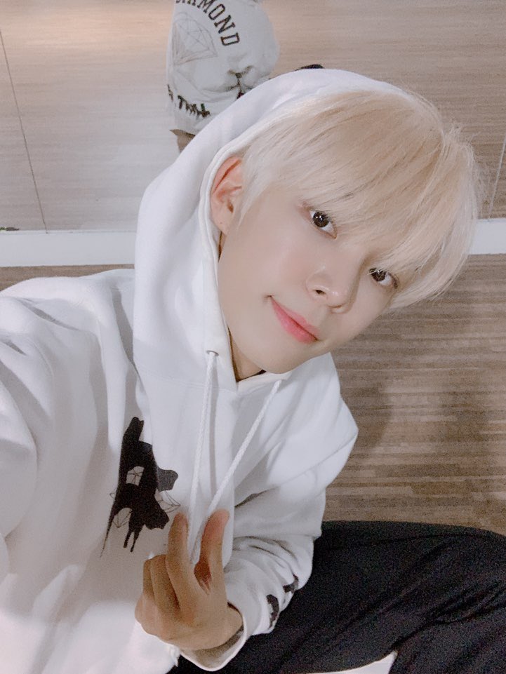 vericrazy_'s tweet photo. ❛ 𝐋𝐞𝐭'𝐬 𝐬𝐡𝐨𝐰 𝐰𝐡𝐨 𝐰𝐞 𝐚𝐫𝐞 ! ( % ) verıcrαzч song updαte : lùx's choıce. |#JapanMix #StuckOnMixtape
Aquí su líder madrugador con otra recomendación, esta vez con uno de mis grupos favoritos. Gracias por esta joyita, MIXTAPE.
PD: besos a Shou y a su Shownu-. https://t.co/7FO3Hxihi4