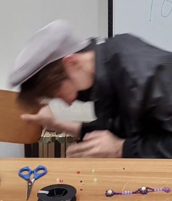 1655sgirl's tweet photo. A REAÇÃO DO HOBI AO VER QUE DERRUBOU A PULSEIRA DE NOVO KKKKKKKKKKKKKKKKK https://t.co/AtYV0mIqt9