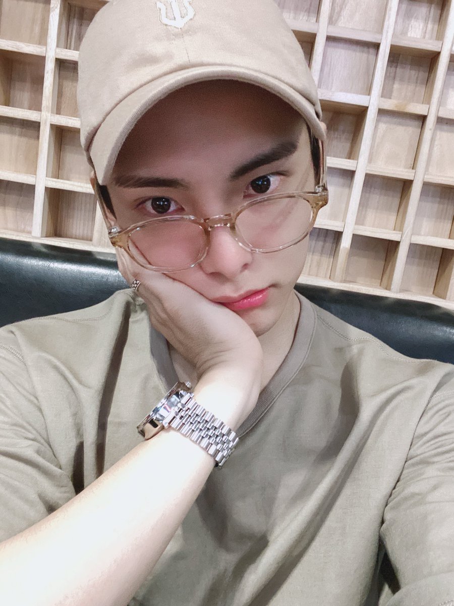 official_ACE7's tweet photo. [#에이스_준]
밖에 비온다!
기분 몽글몽글한데 우리 초이들도 그런가아 😢💕 이럴 땐 편지를 써 들어야징 😉
#ACE #에이스 #CHOICE #초이스 https://t.co/ImIwIrEEMV
