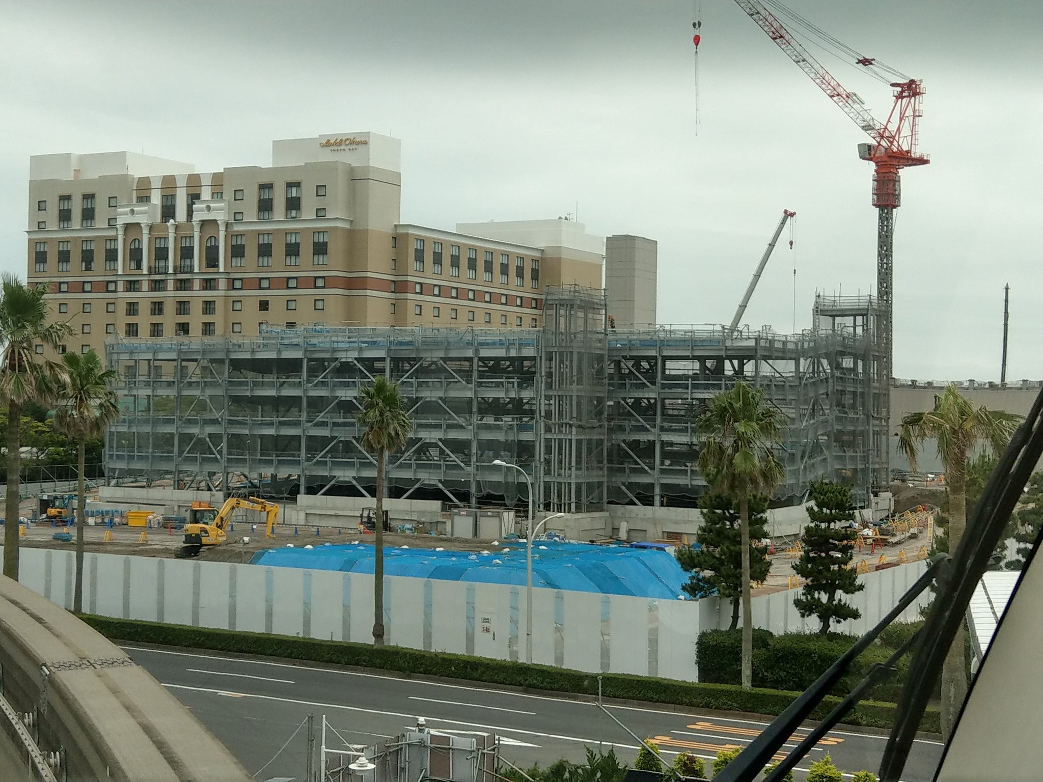 りょう 東京ディズニーシー ステーション リゾートゲートウェイ ステーション ノース側はミラコ階段がある分 チケブ手前にスペースが バスターミナルからも迂回することになりそう あっ ハロウィンバージだ ダッフィー号は待機中 隣は