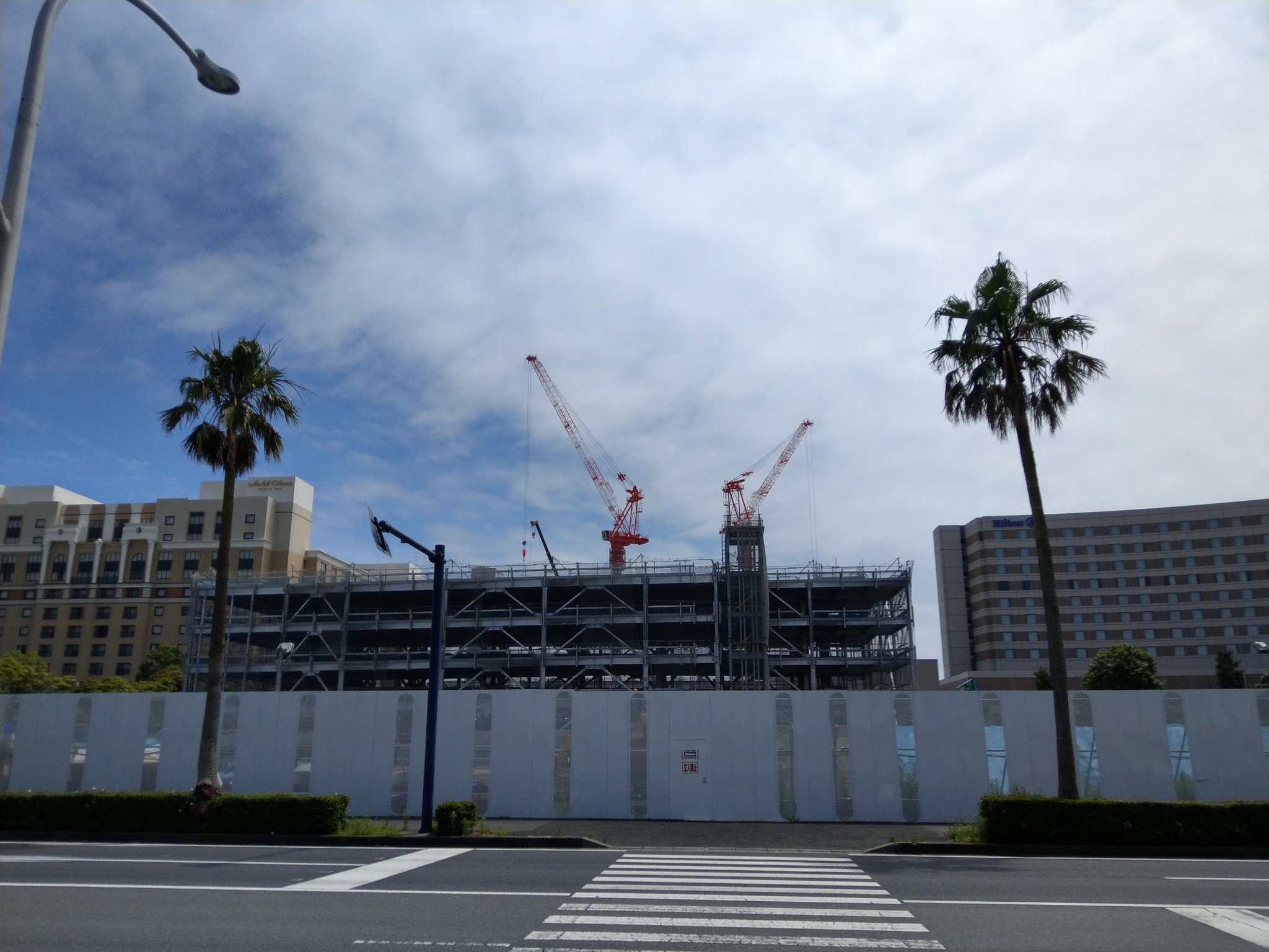 りょう 東京ディズニーシー ステーション リゾートゲートウェイ ステーション ノース側はミラコ階段がある分 チケブ手前にスペースが バスターミナルからも迂回することになりそう あっ ハロウィンバージだ ダッフィー号は待機中 隣は