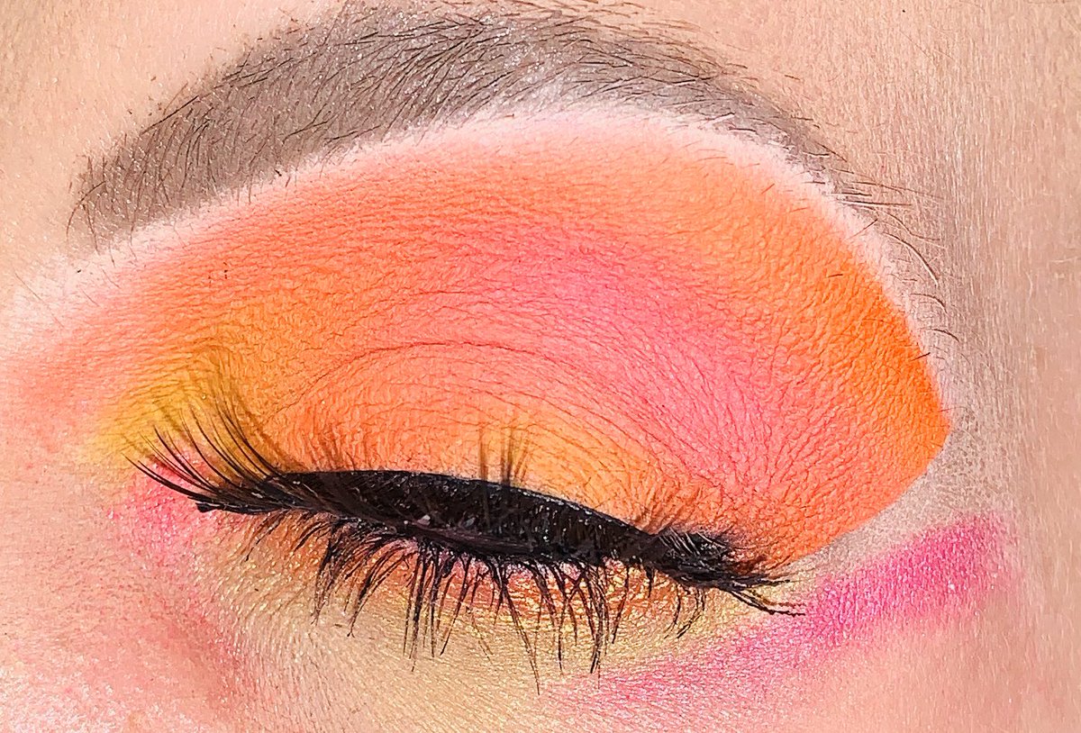 roswellbby's tweet photo. Day 38 💕 #jawbreaker palette @JeffreeStar @norvina #cakeliner @ColourPopCo brows @NyxCosmetics liner @LurellaCosmetic lashes https://t.co/tfsTiZ8rJV