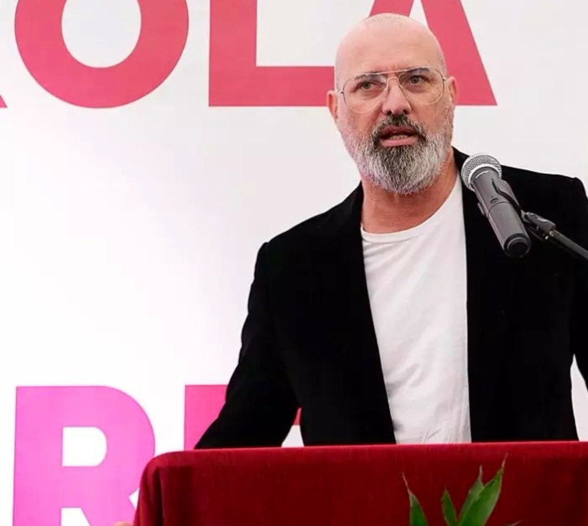 sbonaccini's tweet photo. Per battere la destra bisogna vincere le elezioni. Per vincere le elezioni bisogna avere un progetto e una visione di futuro, attraverso i quali aggregare un campo di forze politiche e civiche. Punto https://t.co/9ERzAPr50d