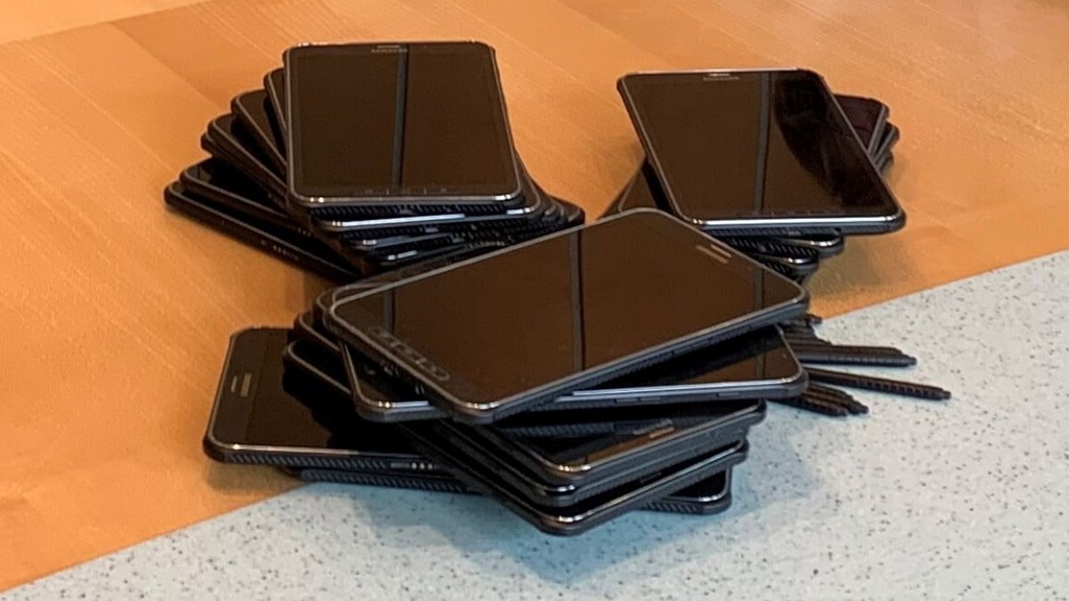 Die #VIVAWEST Dienstleistungen-Gruppe spendet 50 Tablets an Schulen in #Gelsenkirchen. Nach Übergabe durch die Geschäftsführer Sabine Wolter und Achim Todeskino waren die Geräte gleich im Einsatz und werden auch nach den Ferien ihren Beitrag zum digitalen Unterricht leisten.