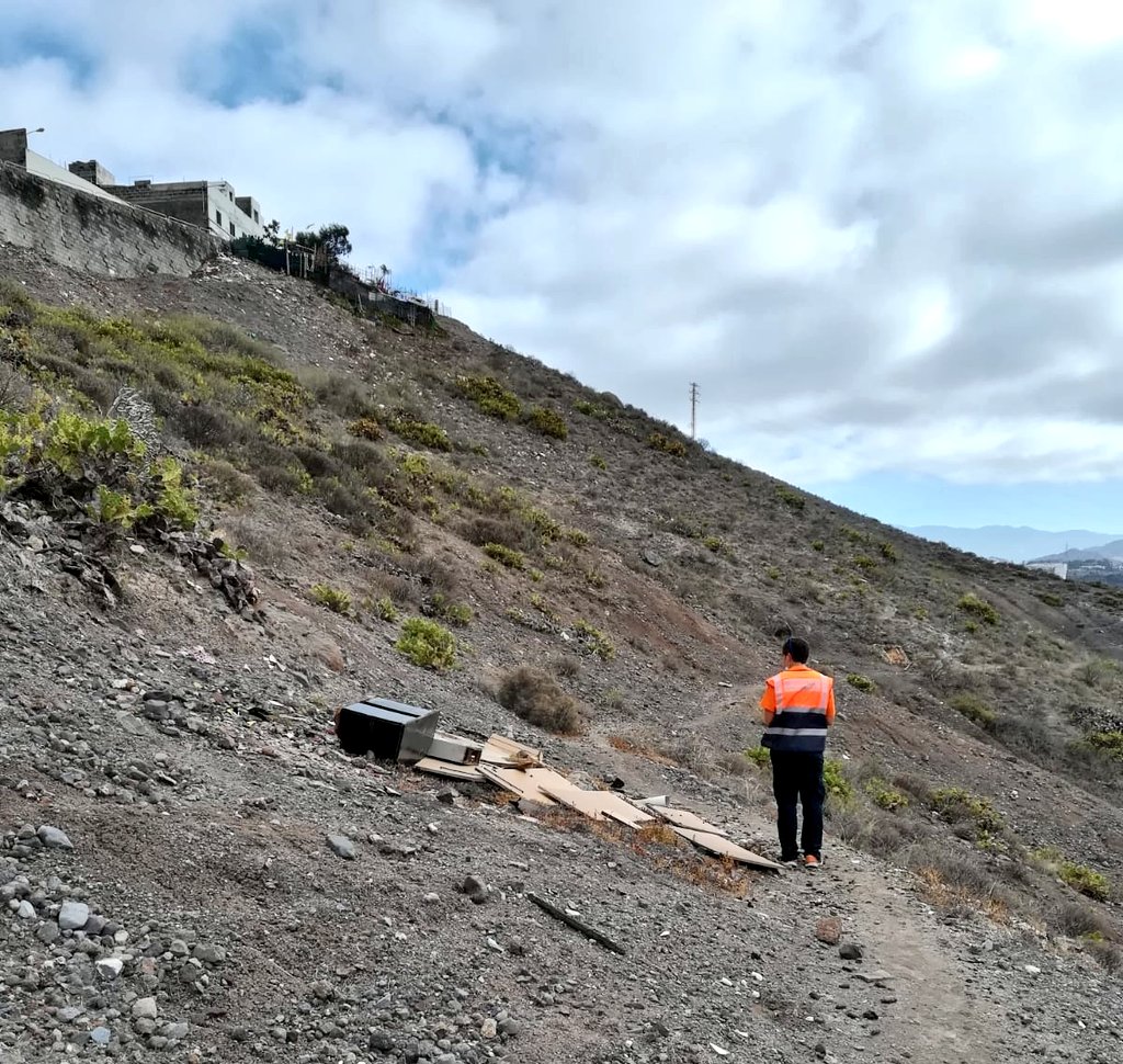 ProteCivilLPA's tweet photo. En el día de ayer efectivos de @ProteCivilLPA continuaron con el censo de hogueras por todo el municipio y nuestra unidad de extinción colaboró con el dispositivo de intervención coordinados con @BomberosLPA https://t.co/0nGPkJGfBO
