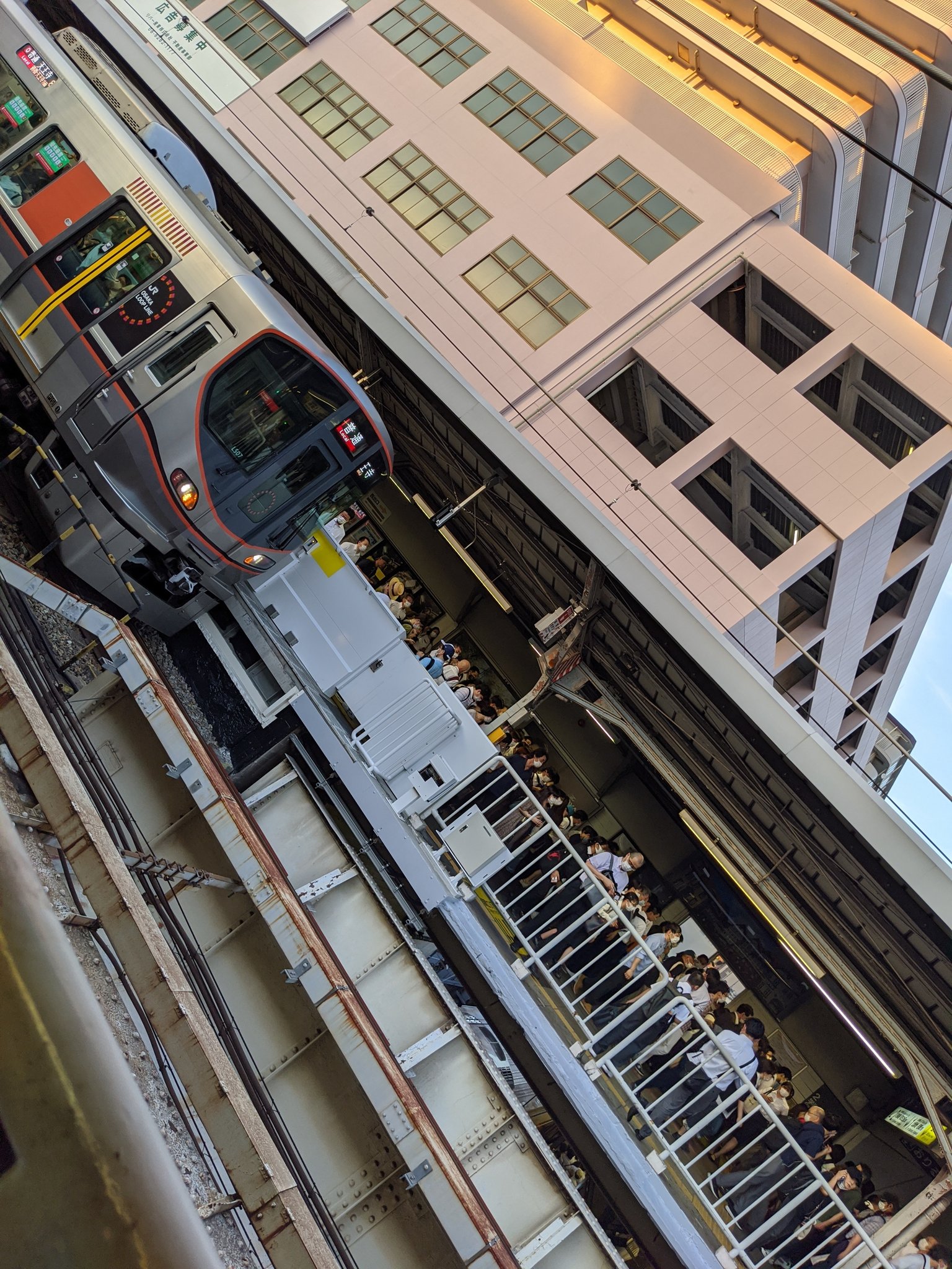 画像 学研都市線京橋から住道方面の快速結局強制的に降ろされ回送となり留置線へと引き込んだ Jrの輸送指令は何を考えてるんや環状線からのホームも規制中 まとめダネ 画像 学研都市線京橋から住道方面の快速結局強制的に降ろされ回送となり留置線へと引き込んだ Jrの輸送指令は何を考えてるんや環状線からのホームも規制中 まとめダネ