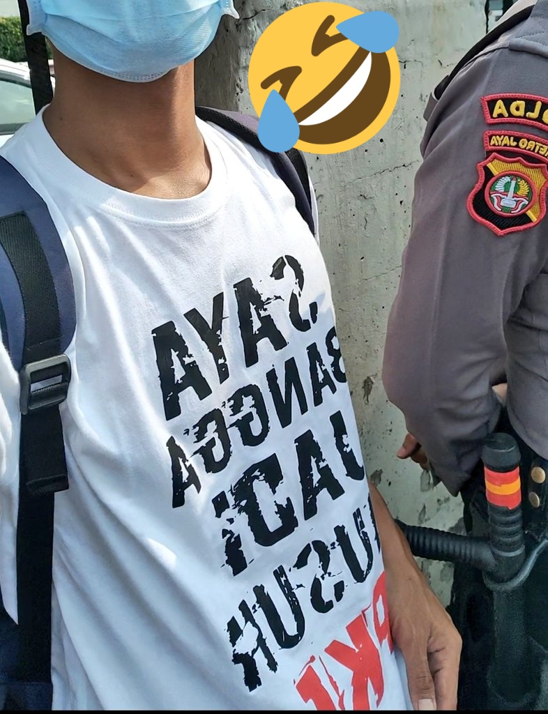 naraajadah's tweet photo. dan mungkin karna cuma gw yang pake baju anti PKI
langsung di jaga khusus
takut rusuh 😂 https://t.co/Lupg0I7pwo