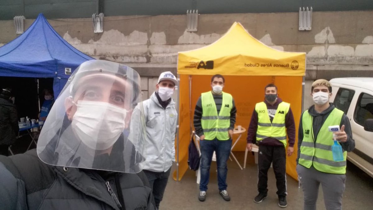 jpbarriosdelsur's tweet photo. 🌧 Ayer como todos los días, el equipo de #BuenosAiresPresente estuvo acompañando a lxs vecinos de La Carbonilla. 

Seguimos con él puerta a puerta junto al equipo del CeSAC 22 en búsqueda de COVID positivos, Postas de Prevención y entregamos kits de limpieza a la comunidad. https://t.co/5b7ZuFFEpP