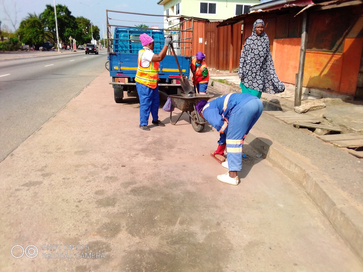 Chief919267's tweet image. It's very important to protect the health and safety of our neighbors.
So let's learn to organize a weekly clean up exercise to safeguard our communities. @ZoomlionLtd @iamaryee @RoyaltyEmess @grace_me55 @BakuoroS @BannermanMiguel @adamsnyamoo #CleanAccraProject