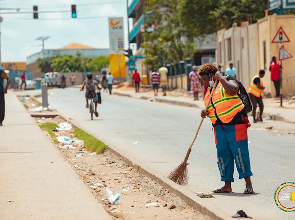 Chief919267's tweet image. It's very important to protect the health and safety of our neighbors.
So let's learn to organize a weekly clean up exercise to safeguard our communities. @ZoomlionLtd @iamaryee @RoyaltyEmess @grace_me55 @BakuoroS @BannermanMiguel @adamsnyamoo #CleanAccraProject