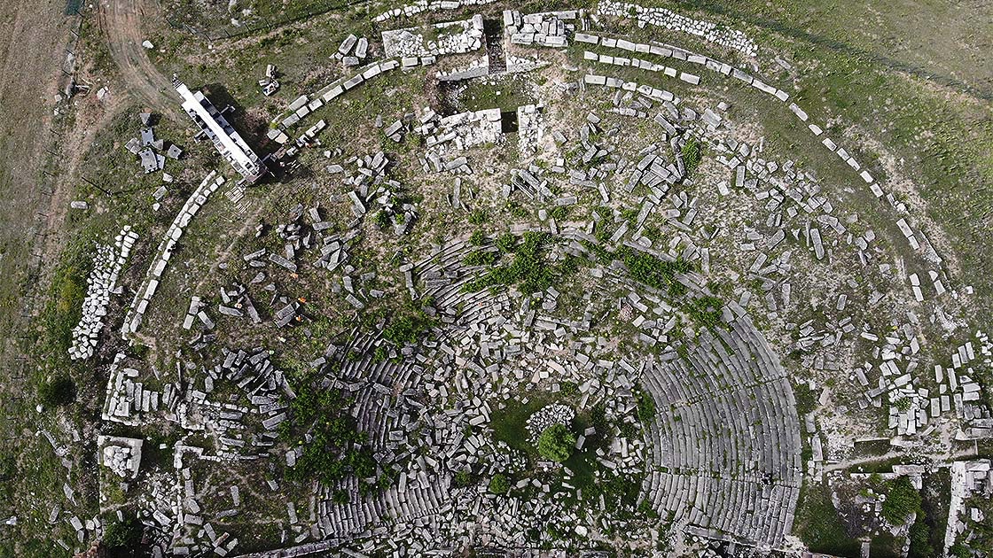 sputnik_TR's tweet photo. Anadolu'daki en iyi korunmuş Zeus tapınağına ev sahipliği yapan ve geçmişi 5 bin yıl öncesine dayanan Kütahya'daki Aizanoi Antik Kenti'nde tiyatro ile stadyumun restorasyonuna başlandı https://t.co/7mF6qXlOhZ https://t.co/Azr8xnIVKs