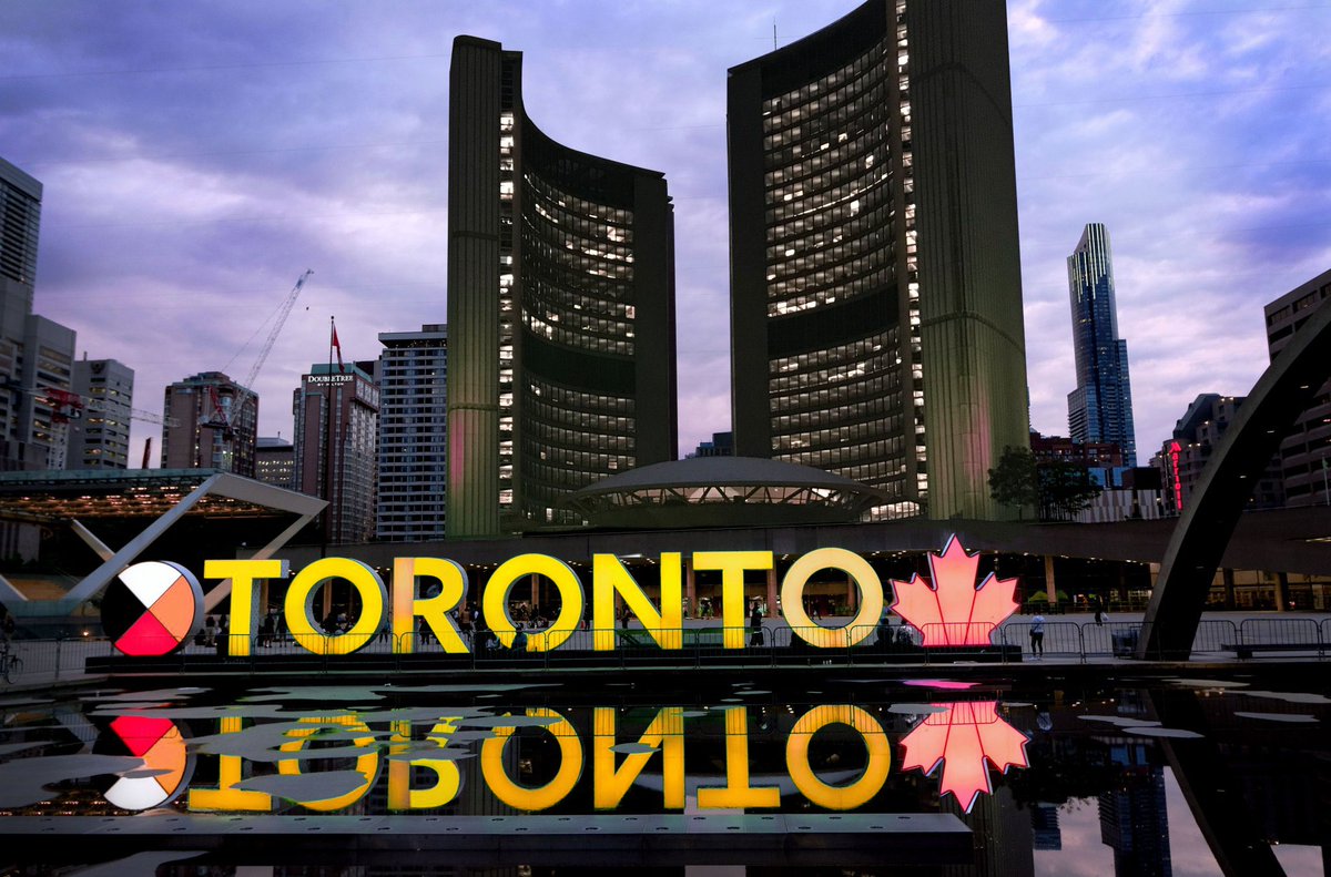 JohnTory's tweet image. The Toronto Sign will be lit in gold today to further celebrate #GradDay and the dedicated efforts of all of the 2020 graduates. Congratulations!