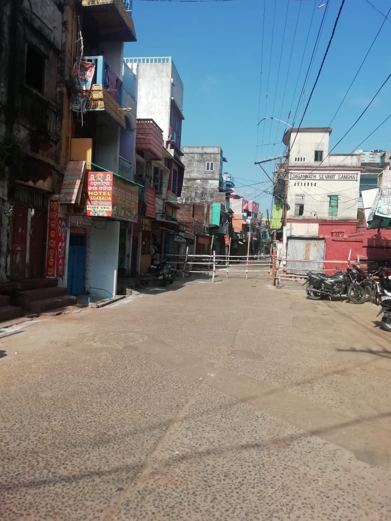 Niharik52164553's tweet photo. ପୁର��� ର ଦୋଳମଣ୍ଡପ ସାହିକୁ କଣ୍ଟେନମେଣ୍ଟ ଅଞ୍ଚଳ ଭାବରେ ଘୋଷଣା କରାଯାଇଛି ।
     ଦୋଳମଣ୍ଡପ ସାହି ନାରାୟଣୀ ଛକ ପର୍ଯ୍ୟନ୍ତ ଚିହ୍ନଟ କରାଯାଇଛି । କେହି ବି ସେଇ ସାହିରେ ପୋଲିସ ଜଣେ ନାହାଁନ୍ତି ଲୋକ ମାନେ ମନ  ଇଚ୍ଛା ଯିବା ଆସିବା କରୁଛନ୍ତି ଦୟାକରି ଧ୍ୟାନ ଦିଅନ୍ତୁ @balwantskalewa7 @SPPuri1 @DGPOdisha https://t.co/Skz7dk6NaV
