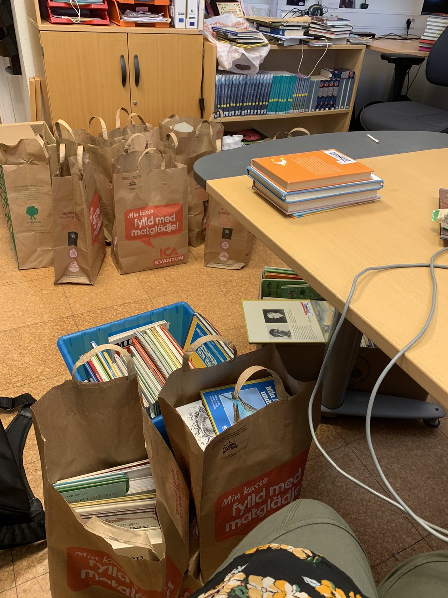 Piaflickan's tweet photo. Mitt kontor just nu 😂 #gallring #såntskolbibliotekariergörpålovet https://t.co/qwqJVmm2uS