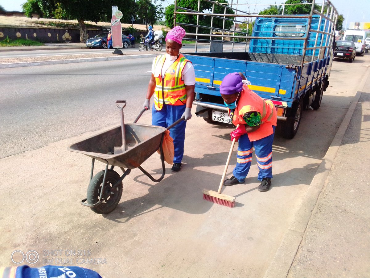 Chief919267's tweet image. It's very important to protect the health and safety of our neighbors.
So let's learn to organize a weekly clean up exercise to safeguard our communities. @ZoomlionLtd @iamaryee @RoyaltyEmess @grace_me55 @BakuoroS @BannermanMiguel @adamsnyamoo #CleanAccraProject