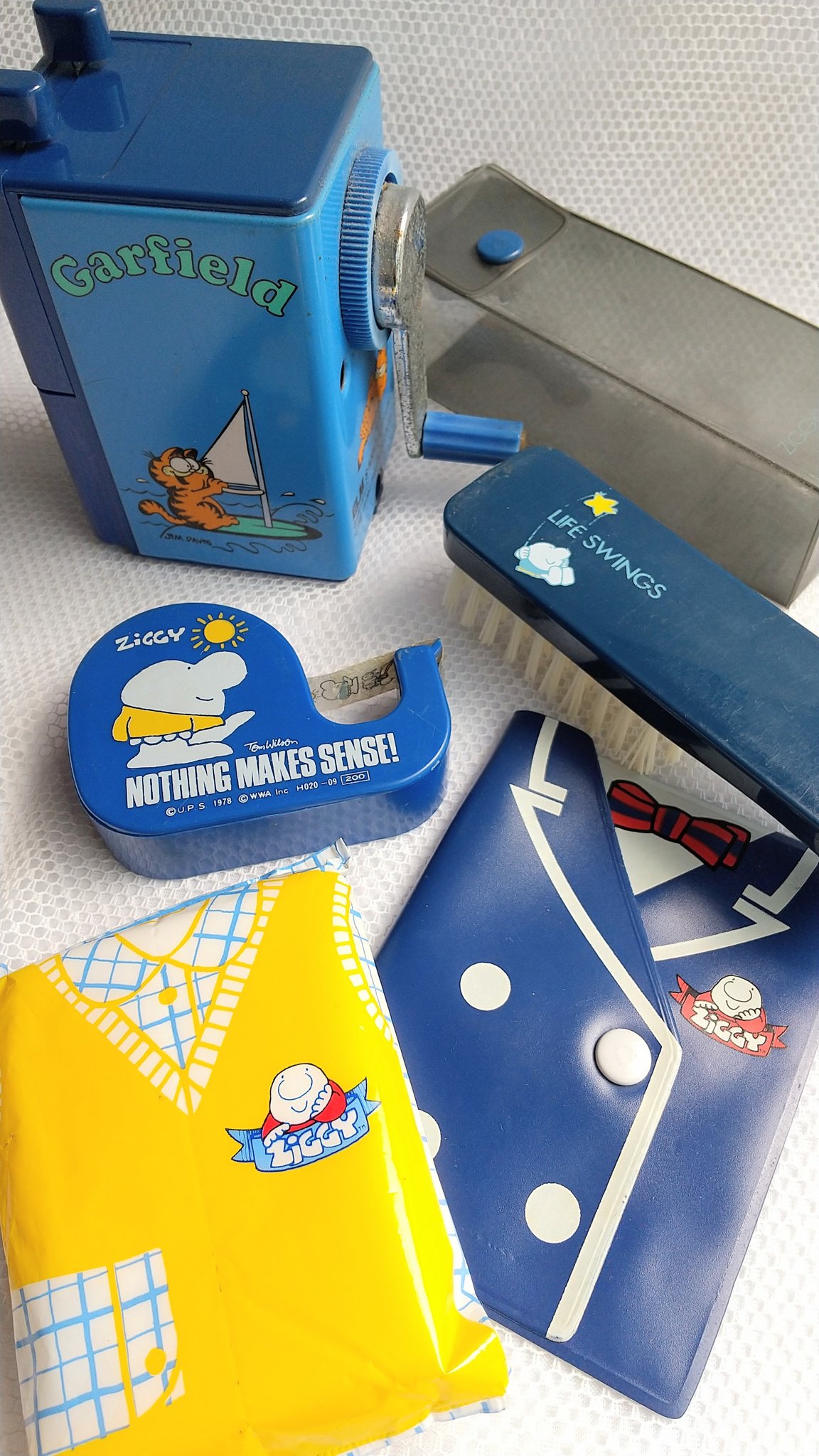 花 花 1980年代 Ziggy ジギー と ガーフィールド の 鉛筆削り ジギーはテッシュケースのみ1981年 サンリオ製 ブラシとテープは 学研 の ビクトリーファンシー 製です 昭和レトロ ファンシー 知ってたらrt 懐かしいと思ったらrt T