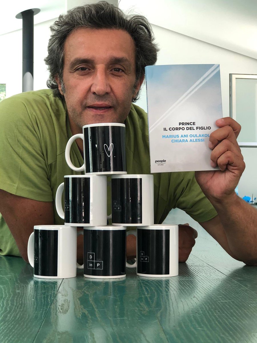 anna_ex_belva's tweet photo. Ecco il noto accumulatore seriale di tazze #DinP che aggiunge alla sua collezione il libro di @chiaralessi e #MariusAni “Prince. Il corpo del figlio”. Finalmente è arrivato tutto!
(ogni piccolo contributo che abbiamo ricevuto ci ha commosso,ma @insinnaflavio è stato speciale) https://t.co/oJrpIDC3PO