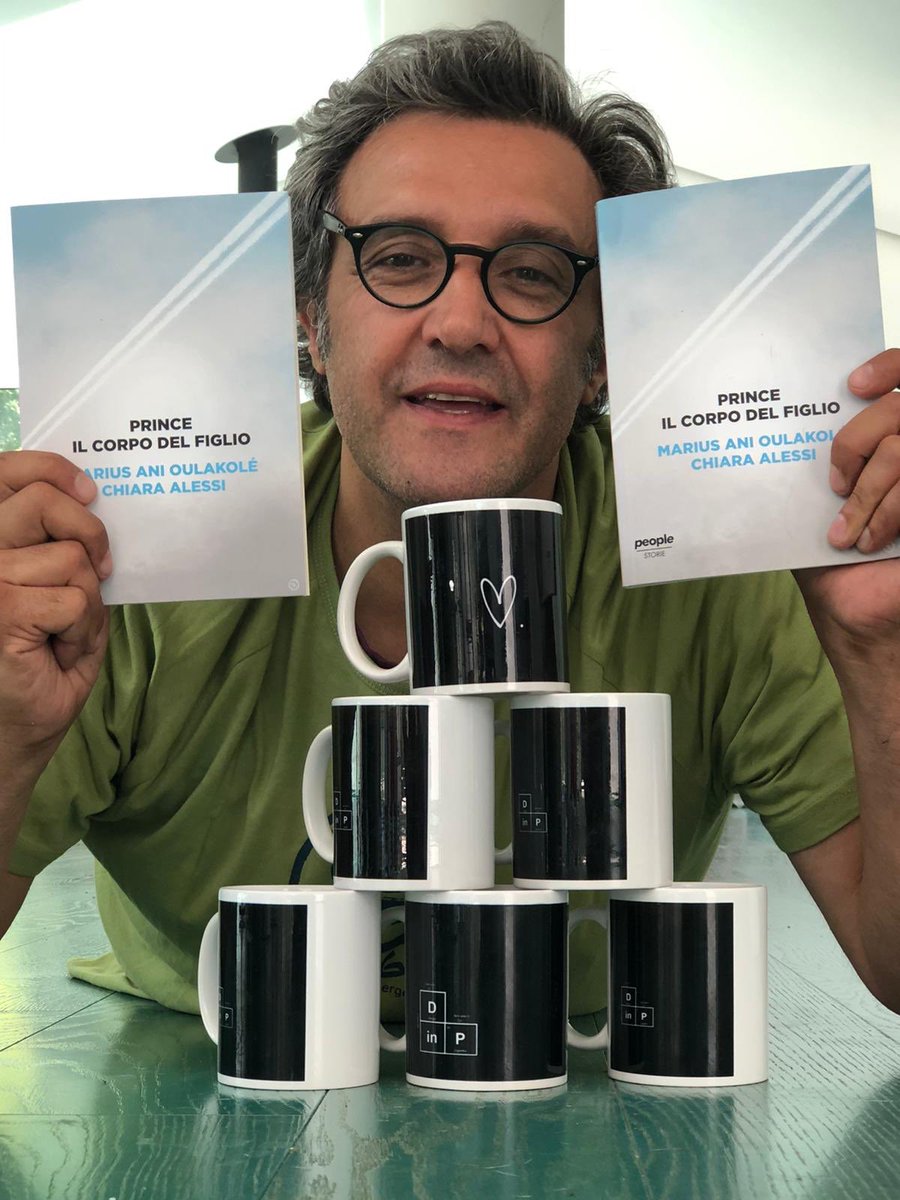 anna_ex_belva's tweet photo. Ecco il noto accumulatore seriale di tazze #DinP che aggiunge alla sua collezione il libro di @chiaralessi e #MariusAni “Prince. Il corpo del figlio”. Finalmente è arrivato tutto!
(ogni piccolo contributo che abbiamo ricevuto ci ha commosso,ma @insinnaflavio è stato speciale) https://t.co/oJrpIDC3PO