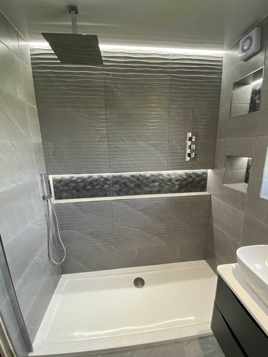 JordanJimmyKane's tweet image. Finallyyyy back fitting bathrooms after a long few months off, here’s the before and afters of this weeks job