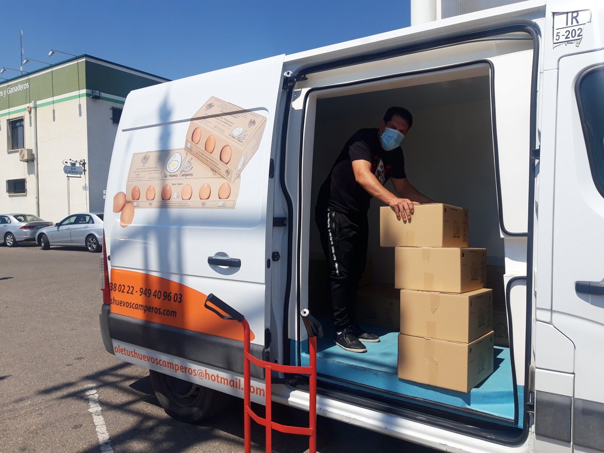 Nuestros proveedores siempre a punto y con buena cara 😃😉para rellenar estanterías y tener stock para vuestros pedidos.
G R A C I A S👏🏻
con #BolleríaEderlinda, de #Horche) y <a href="/oletushuevosca1/">Oletushuevoscamperos</a> #Mazuecos